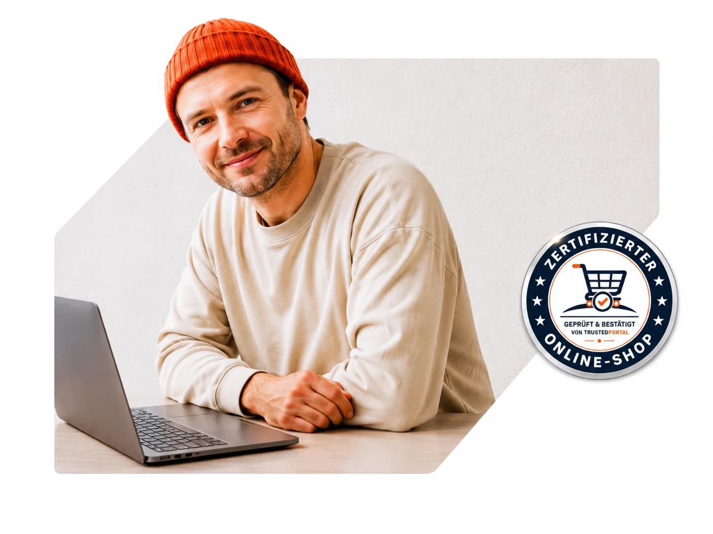 Händler mit Laptop und TrustedPortal Shop-Siegel: Mehr Vertrauen schaffen, Sichtbarkeit erhöhen und Kunden überzeugen mit einem geprüften Online-Shop